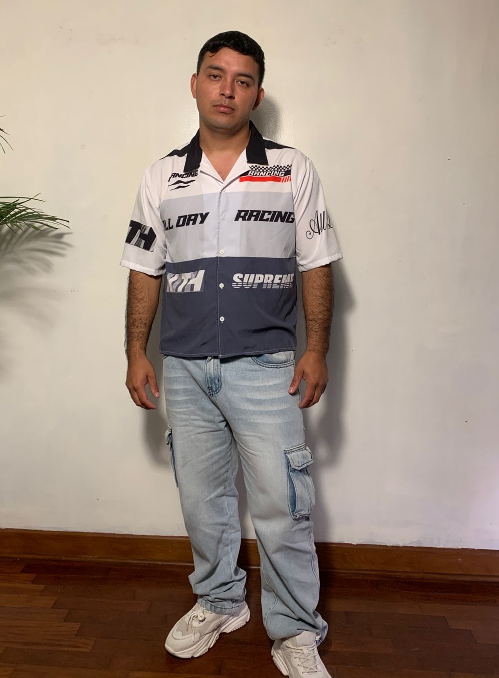 Camisa blanca violeta